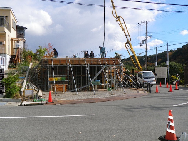 ポンプ車で生コンを高基礎のスラブへ打設