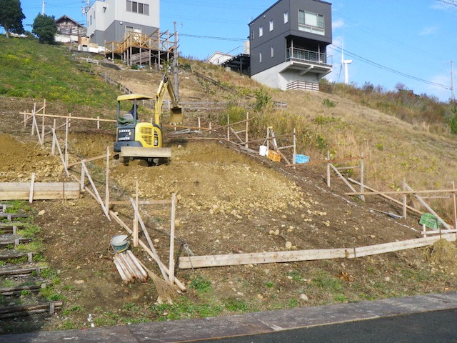 基礎工事前に地盤を掘削