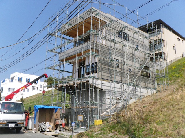 海を望む屋上のある家・外壁下地完了